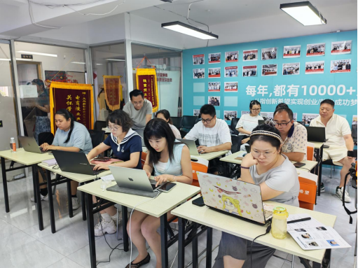 想学 AI 美工出图提效，义乌电商培训学校怎么选？零基础 AI 电商美工实操避坑指南